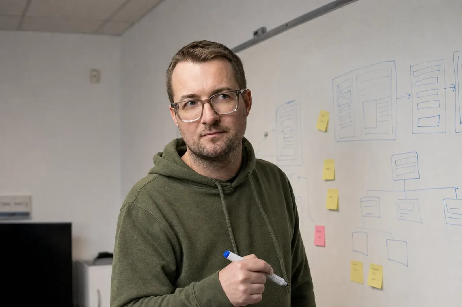 Marcus Martini skizziert am Whiteboard die Seitenstruktur einer KMU-Website