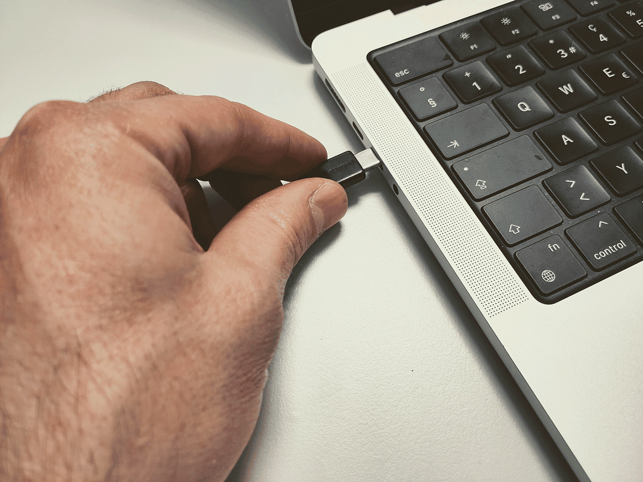 YubiKey in USB Anschluss einstecken
